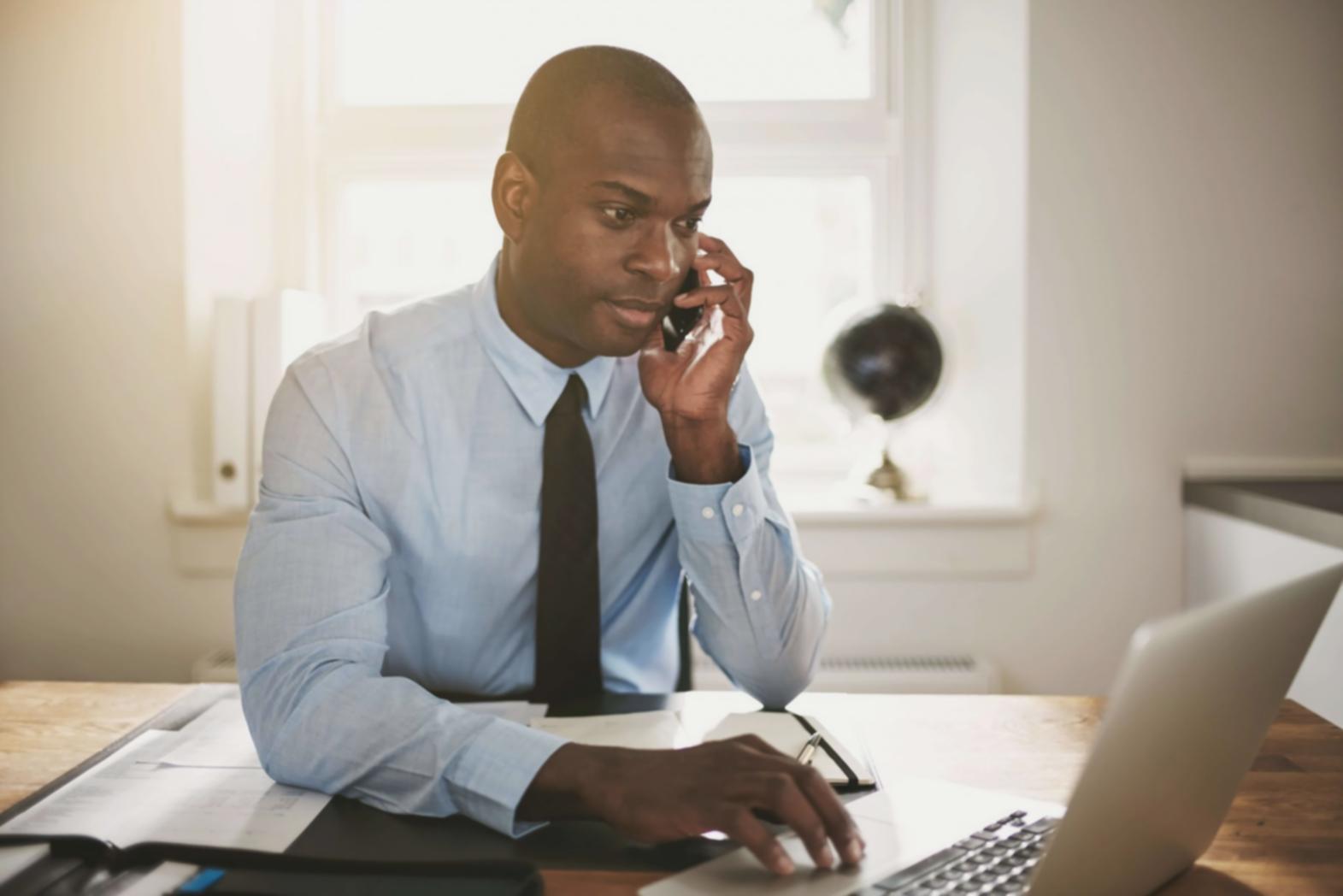 Teilnehmer arbeitet konzentriert an SEO-Optimierungen am Laptop