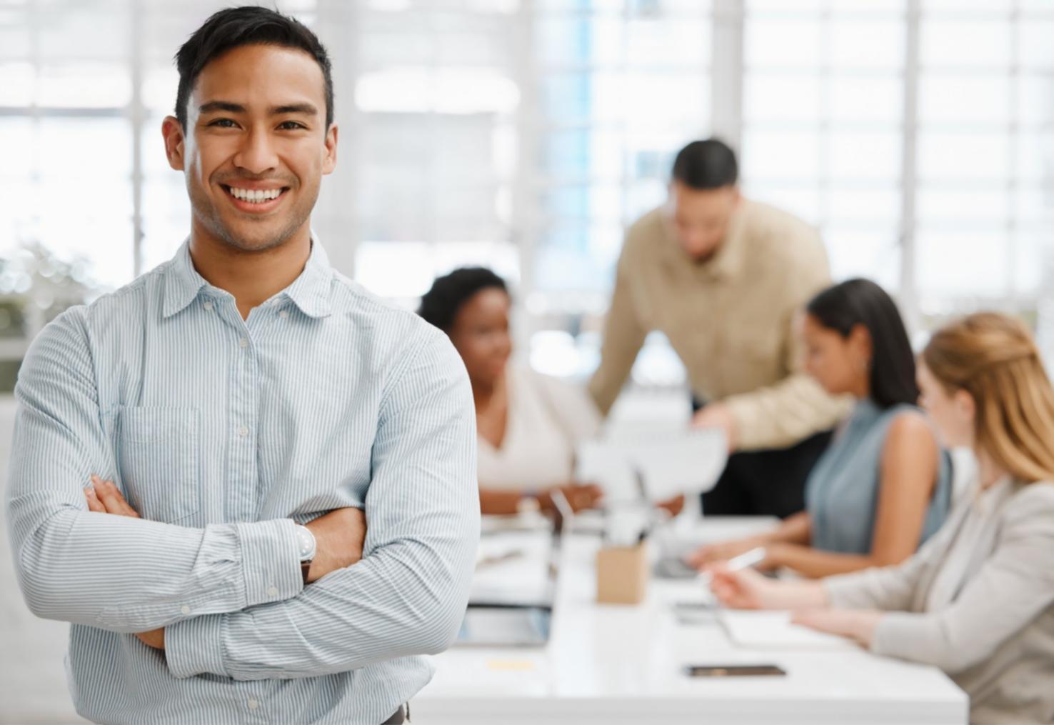 Moderne Lernumgebung mit technischen Werkzeugen und Materialien für SEO-Schulungen