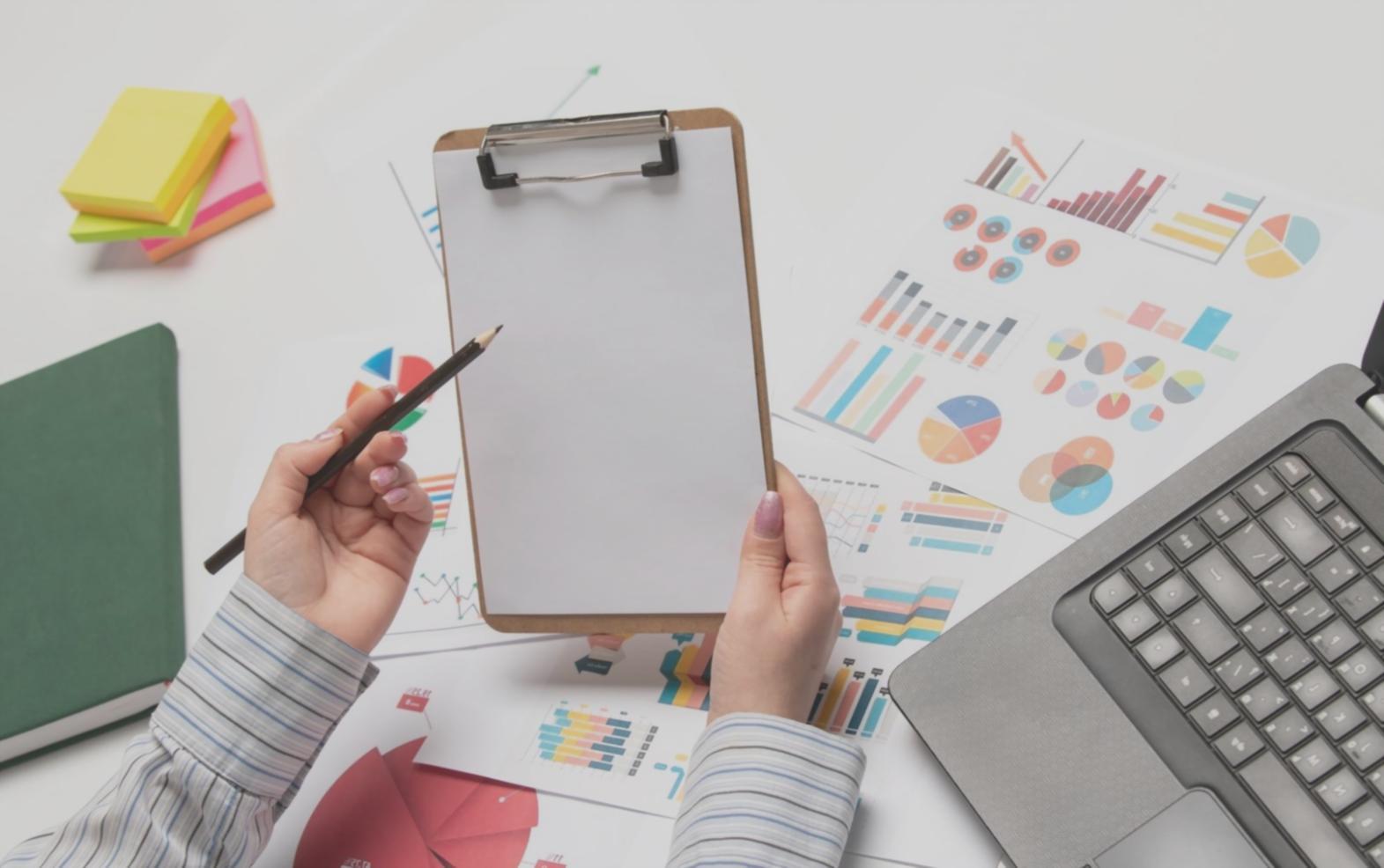 Technische SEO-Analyse an einem professionellen Arbeitsplatz mit Tools und Dokumentation