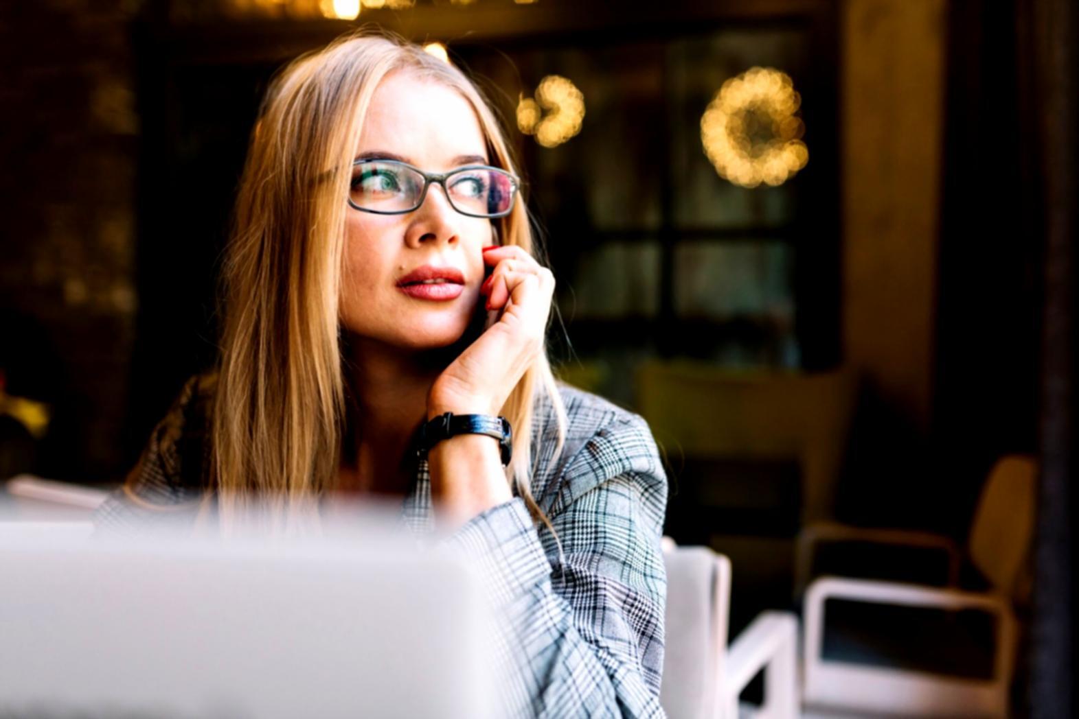 Praktische SEO-Analyse auf dem Bildschirm mit verschiedenen Tools und Metriken